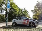 nabíjanie elektromobilu zo stĺpu verejného osvetlenia