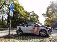 Nabíjanie z lampy: Bratislava hľadá cestu, ako rozšíriť riešenie zo Železnej studničky nabíjanie elektromobilu zo stĺpu verejného osvetlenia