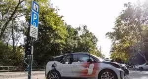 nabíjanie elektromobilu zo stĺpu verejného osvetlenia