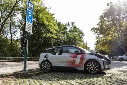 nabíjanie elektromobilu zo stĺpu verejného osvetlenia