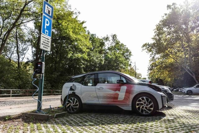 nabíjanie elektromobilu zo stĺpu verejného osvetlenia