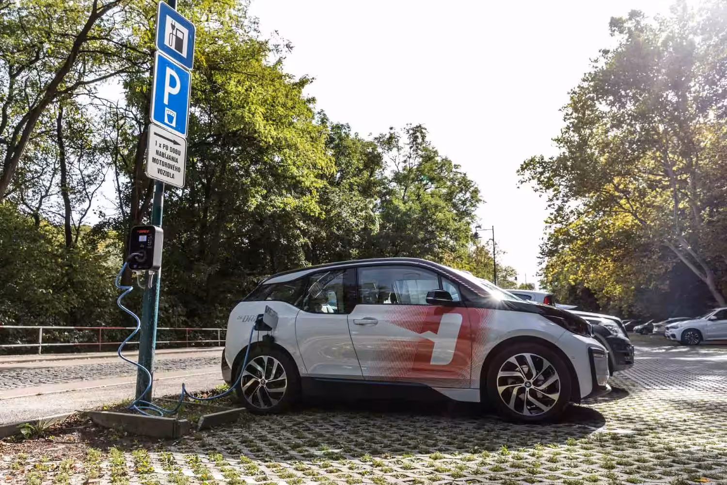 nabíjanie elektromobilu zo stĺpu verejného osvetlenia