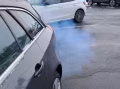 Historky z podsvetia jazdeniek: Slováci sa snažia predať autá v zúfalom stave olejový dym z vozidla