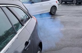 olejový dym z vozidla