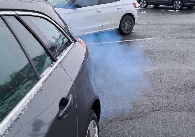 olejový dym z vozidla