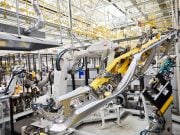 Dojazd, kvalita, zníženie nákladov? Najvyššou prioritou automobiliek je čosi iné robotické rameno vo výrobnom podniku