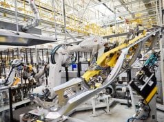 robotické rameno vo výrobnom podniku