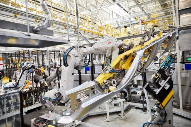 robotické rameno vo výrobnom podniku