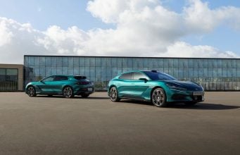 V Číne 34-tisíc, v EÚ 115-tisíc. Prečo sú čínske autá v Európe drahšie? Denza Z9GT