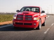 Je to ako ovládať hromobitie: Dodge RAM SRT-10 z čias, keď sa benzín lial potokmi Dodge RAM SRT-10