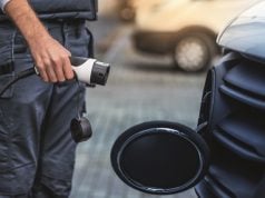 Spaľováky to majú spočítané, polovica firiem počíta výhradne s nákupom elektromobilov nabíjanie elektromobilu