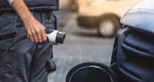 Spaľováky to majú spočítané, polovica firiem počíta výhradne s nákupom elektromobilov nabíjanie elektromobilu