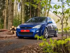 Legenda, ktorá sa s vodičom nemazná. Focus RS je surový stroj bez kompromisov Ford Focus RS mk1
