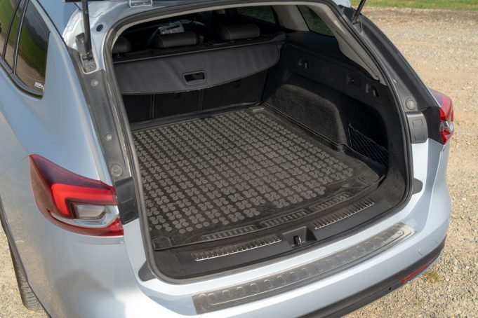 Briti ho vyhlásili za najlepšie auto pre rodinu. Naftové kombi 4×4 teraz za 14 000 € Opel Insignia Country Tourer