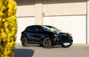 Vyzerá ako služobák Batmana a má 4×4. Nová Alfa Romeo budí emócie všade, kam príde Alfa Romeo Junior Q4