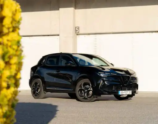 Vyzerá ako služobák Batmana a má 4×4. Nová Alfa Romeo budí emócie všade, kam príde Alfa Romeo Junior Q4