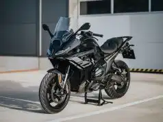 145 koní v čiernom saku. BMW postavilo najnebezpečnejšieho „gentlemana“ na dvoch kolesách BMW R1300RS Triple Black