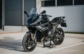 145 koní v čiernom saku. BMW postavilo najnebezpečnejšieho „gentlemana“ na dvoch kolesách BMW R1300RS Triple Black