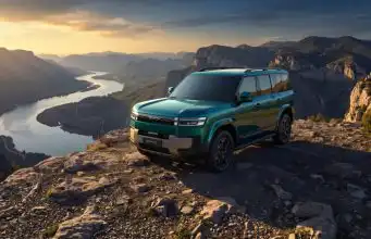 Defender a Land Cruiser majú problém, BYD Ti7 mieri do Európy