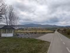 Cyklistický boom pokračuje: Modra otvorila trasy, ktoré musíte zažiť cyklochodník s oddychovou zónou v regióne Modra