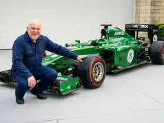 Elektrikár si doma postavil monopost F1. Trvalo mu to desať rokov Kevin Thomas s monopostom Caterham F1
