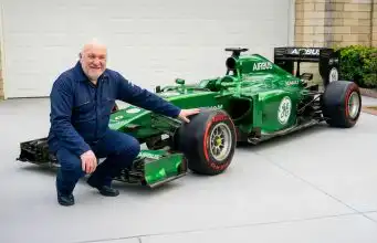 Elektrikár si doma postavil monopost F1. Trvalo mu to desať rokov Kevin Thomas s monopostom Caterham F1
