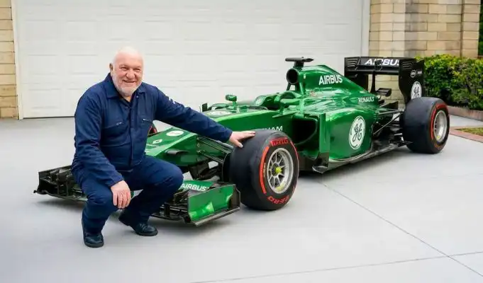 Elektrikár si doma postavil monopost F1. Trvalo mu to desať rokov Kevin Thomas s monopostom Caterham F1