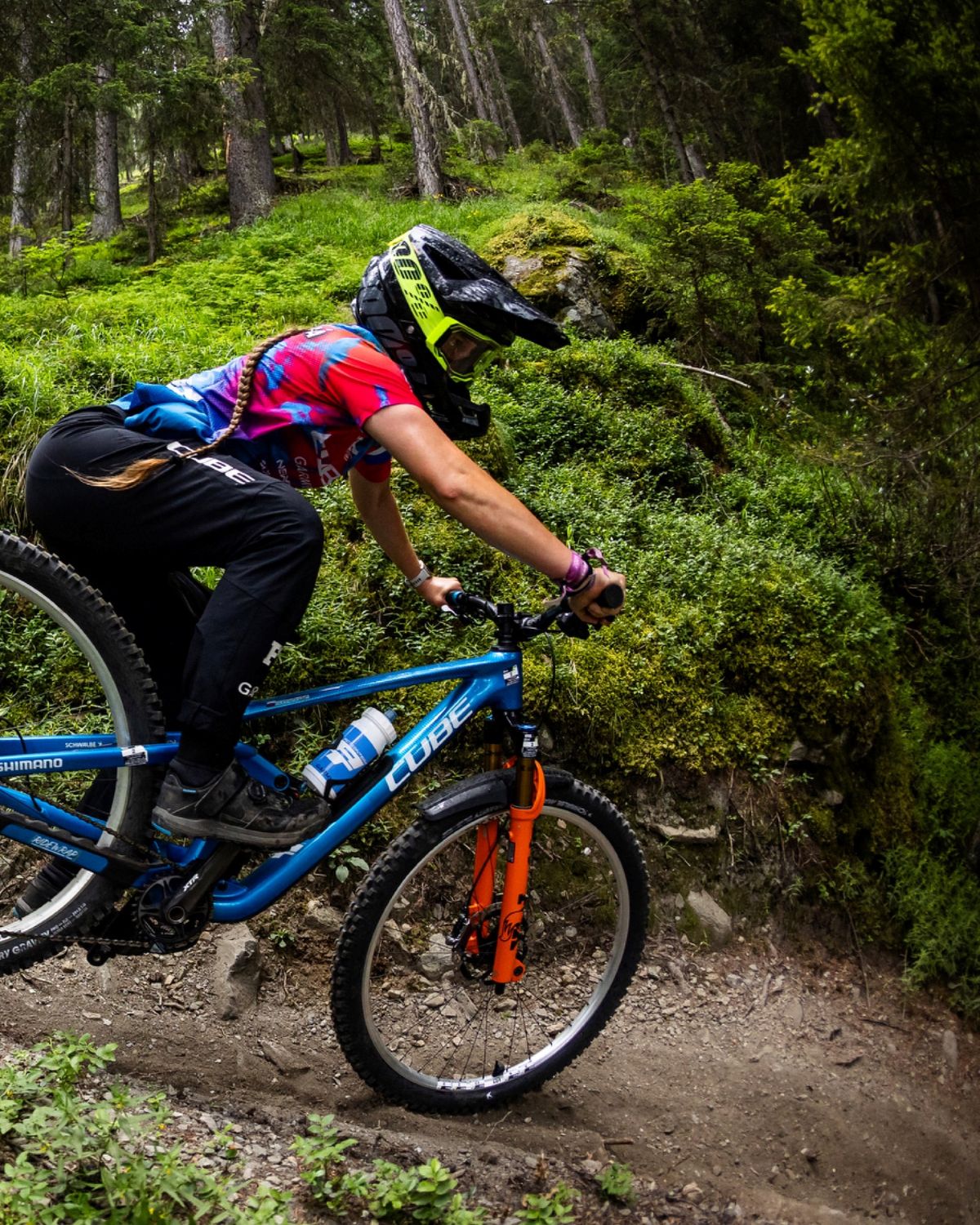 Simona Kuchyňková na horskom bicykli v lese