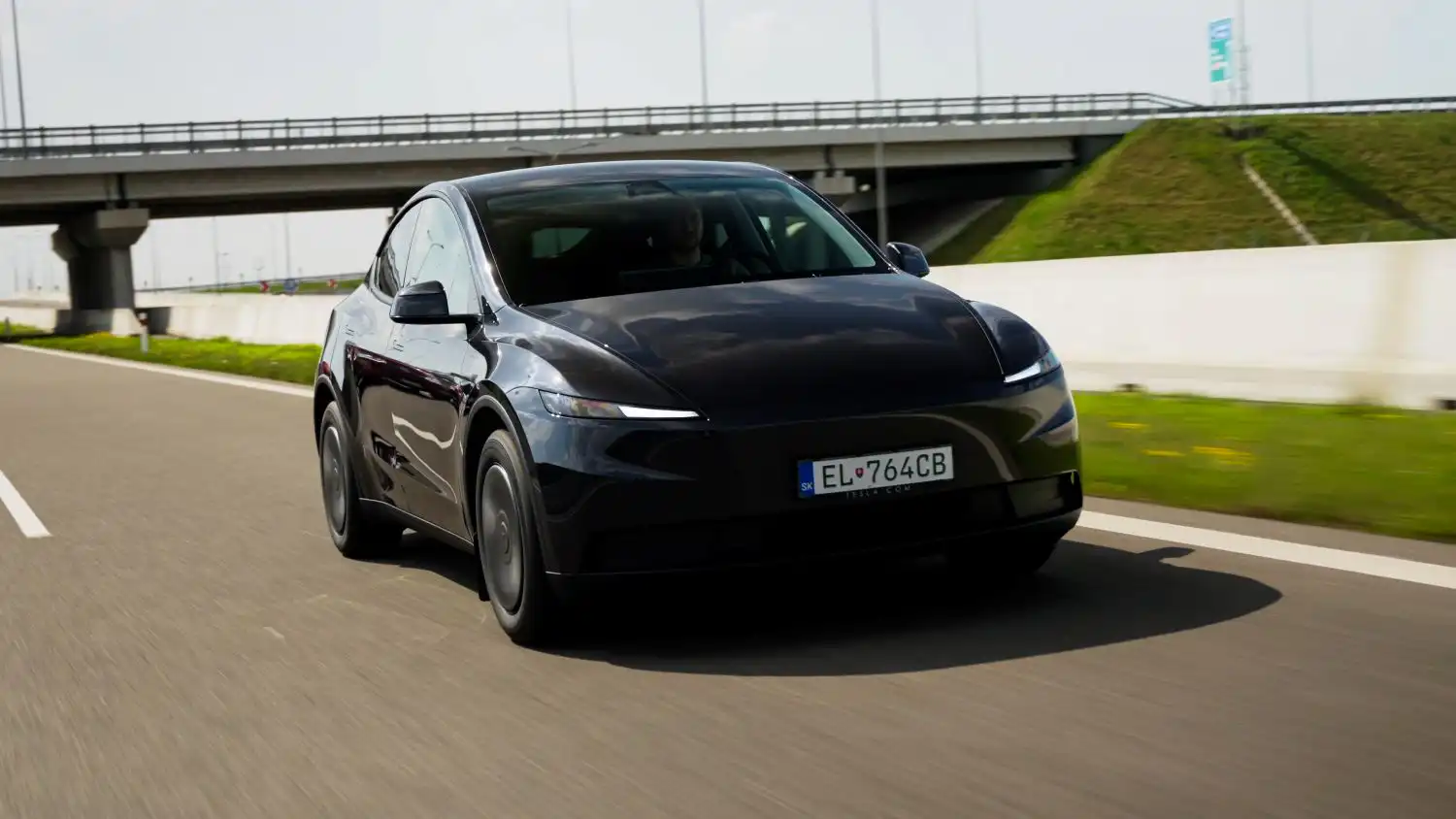 Tesla Model Y počas jazdy na diaľnici