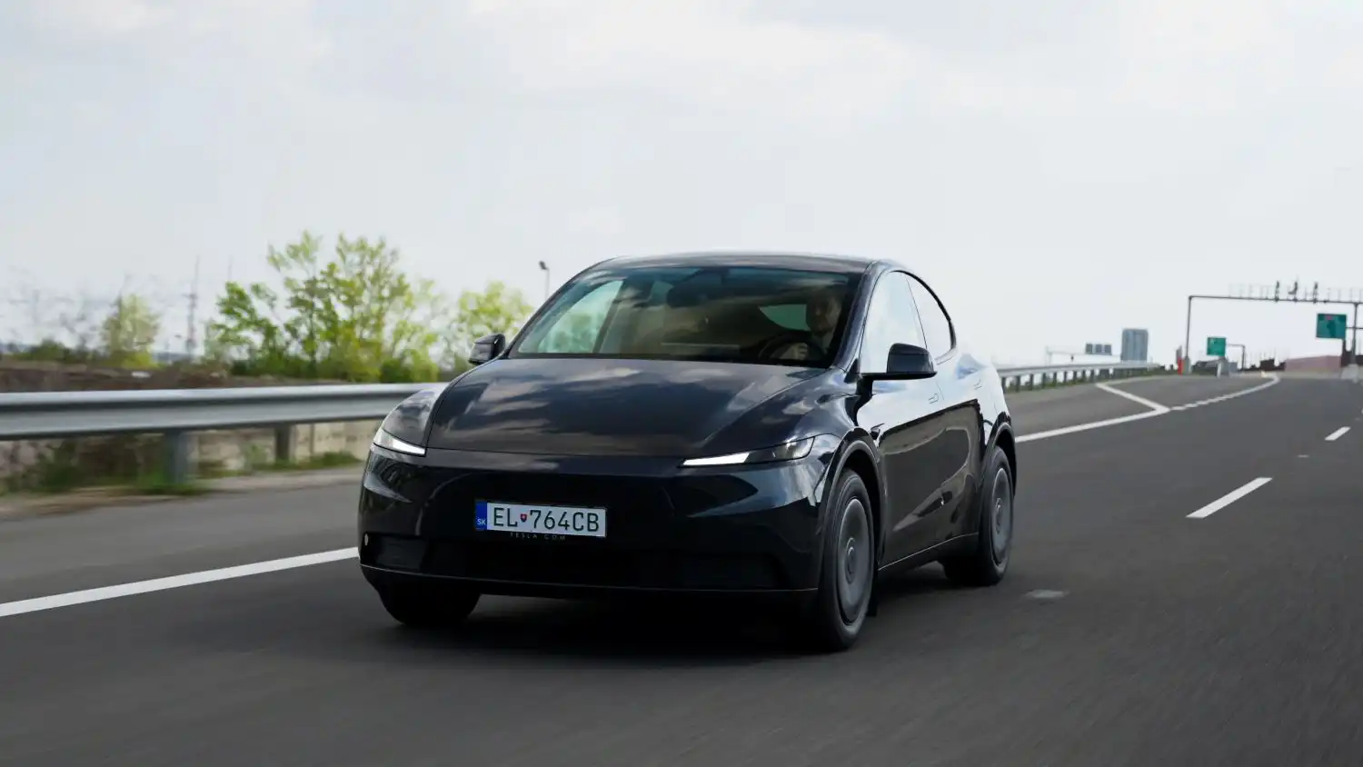 Tesla Model Y počas jazdy na diaľnici