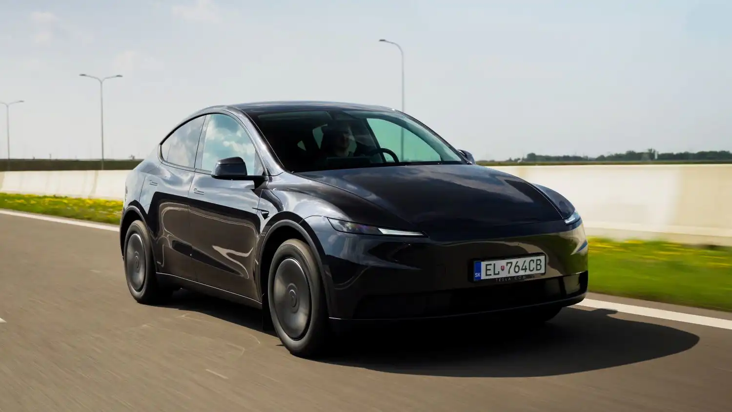 Tesla Model Y počas jazdy na diaľnici