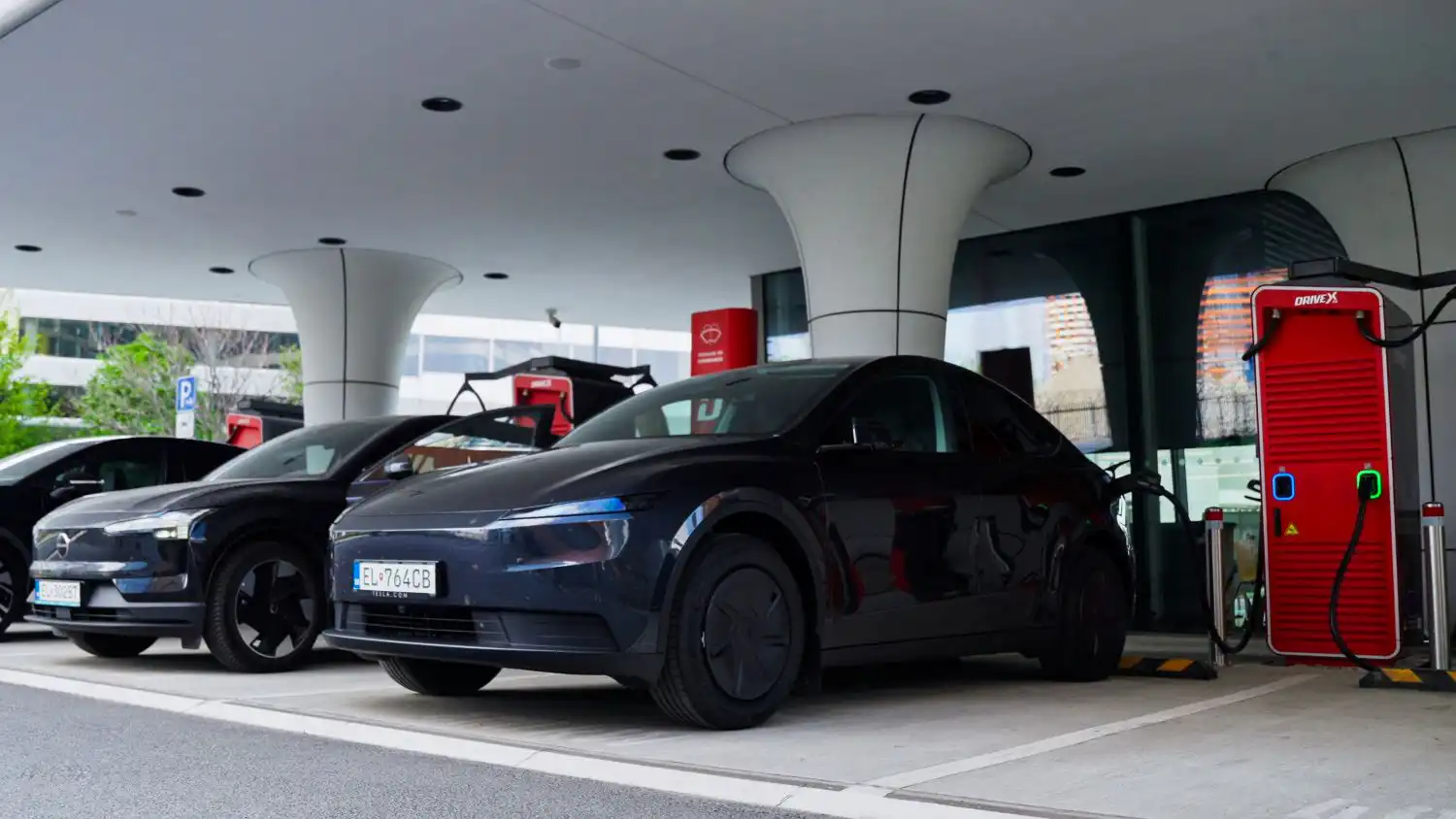 Tesla Model Y na nabíjacej stanici ZSE Drive