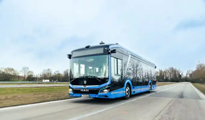 Autobusy namiesto vlakov, po diaľnici majú jazdiť 225 km/h autobus