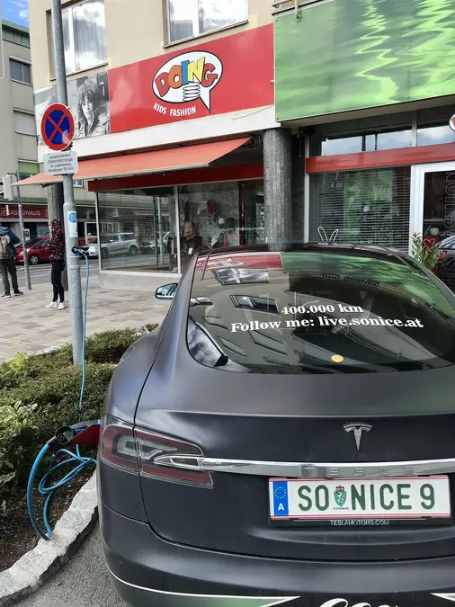 Tesla Model S na nabíjacej stanici