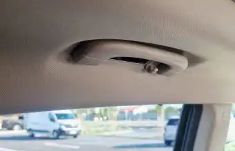 Takto šetria náklady? Z nových áut miznú stropné madlá strešné madlo