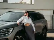 Automobilový priemysel pod paľbou kritiky. Chránia autá ženy rovnako ako mužov? žena pri aute