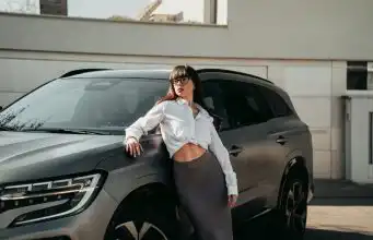 Automobilový priemysel pod paľbou kritiky. Chránia autá ženy rovnako ako mužov? žena pri aute