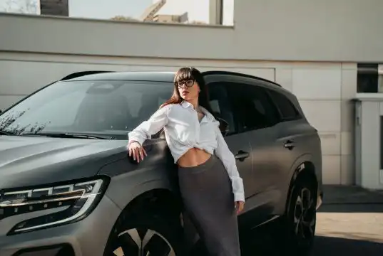 žena pri aute