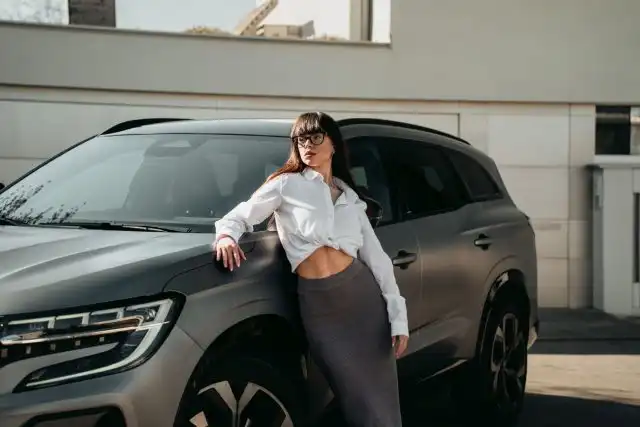 žena_Renault_Espace žena pri aute