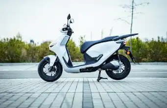 Chcete vymeniť v meste auto za skúter? S týmto budete jazdiť za pár centov Honda CUV e: