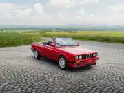 Youngtimer na letné dni? Tento spája zvuk šesťvalca a nesmrteľný štýl BMW E30 Cabrio