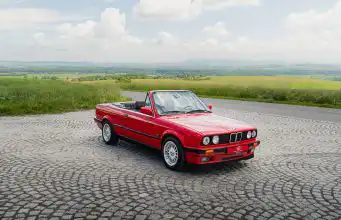 Youngtimer na letné dni? Tento spája zvuk šesťvalca a nesmrteľný štýl BMW E30 Cabrio