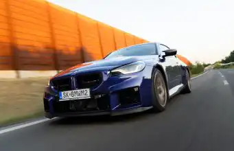 Zadné kolesá prešmykujú aj na štvorke. BMW M2 CS si pýta rešpekt BMW M2 CS
