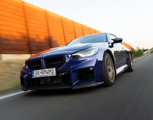 Zadné kolesá prešmykujú aj na štvorke. BMW M2 CS si pýta rešpekt BMW M2 CS