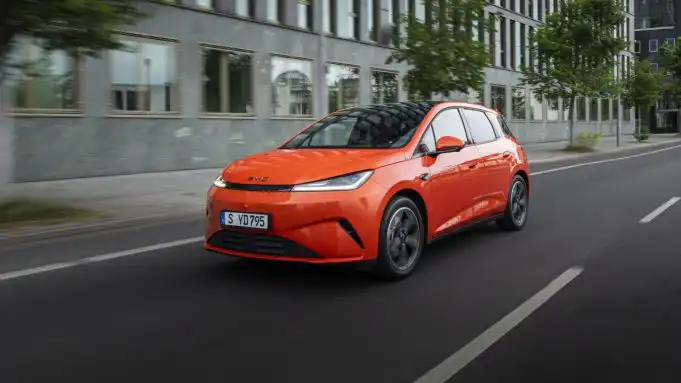 Šoférovali sme kompaktný hatchback s dojazdom cez 900 kilometrov BYD DOLPHIN G