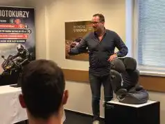 Prečo policajt pri kontrole pozerá na dieťa v sedačke? TOTO je dôvod
