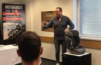 Prečo policajt pri kontrole pozerá na dieťa v sedačke? TOTO je dôvod