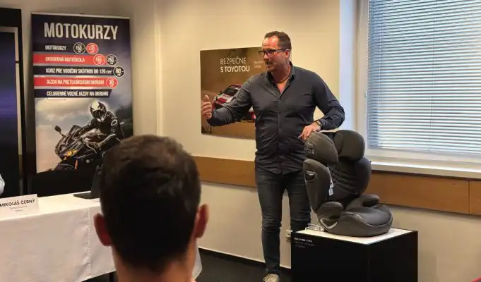 Prečo policajt pri kontrole pozerá na dieťa v sedačke? TOTO je dôvod
