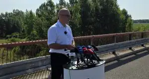 Jozef Ráž pred mikrofónmi pri ohlásení svojej kandidatúry na post primátora Bratislavy