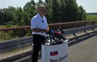 Koniec éry Matúša Valla? Jozef Ráž oznámil kandidatúru na primátora Bratislavy Jozef Ráž pred mikrofónmi pri ohlásení svojej kandidatúry na post primátora Bratislavy